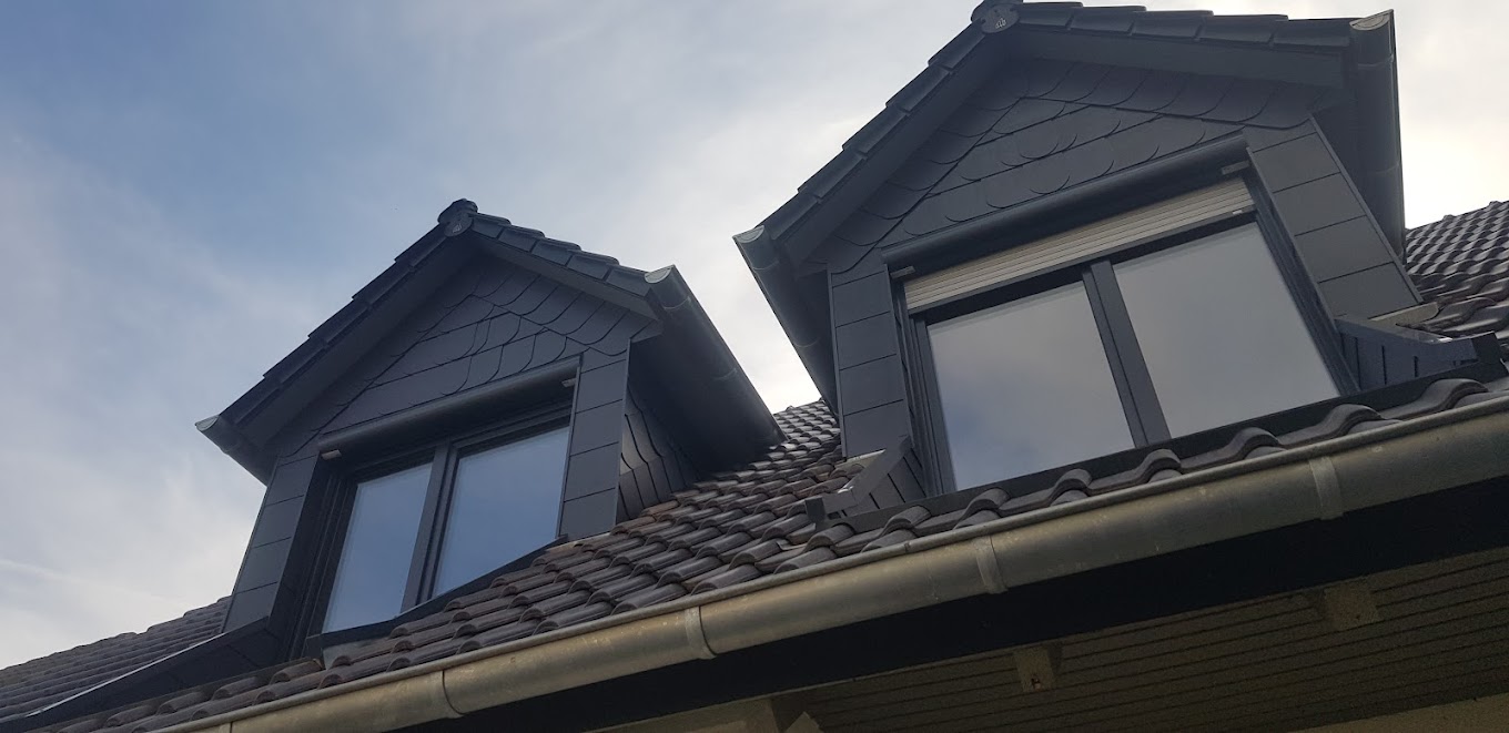Neueindeckung mit Dachfenster und Schornstein