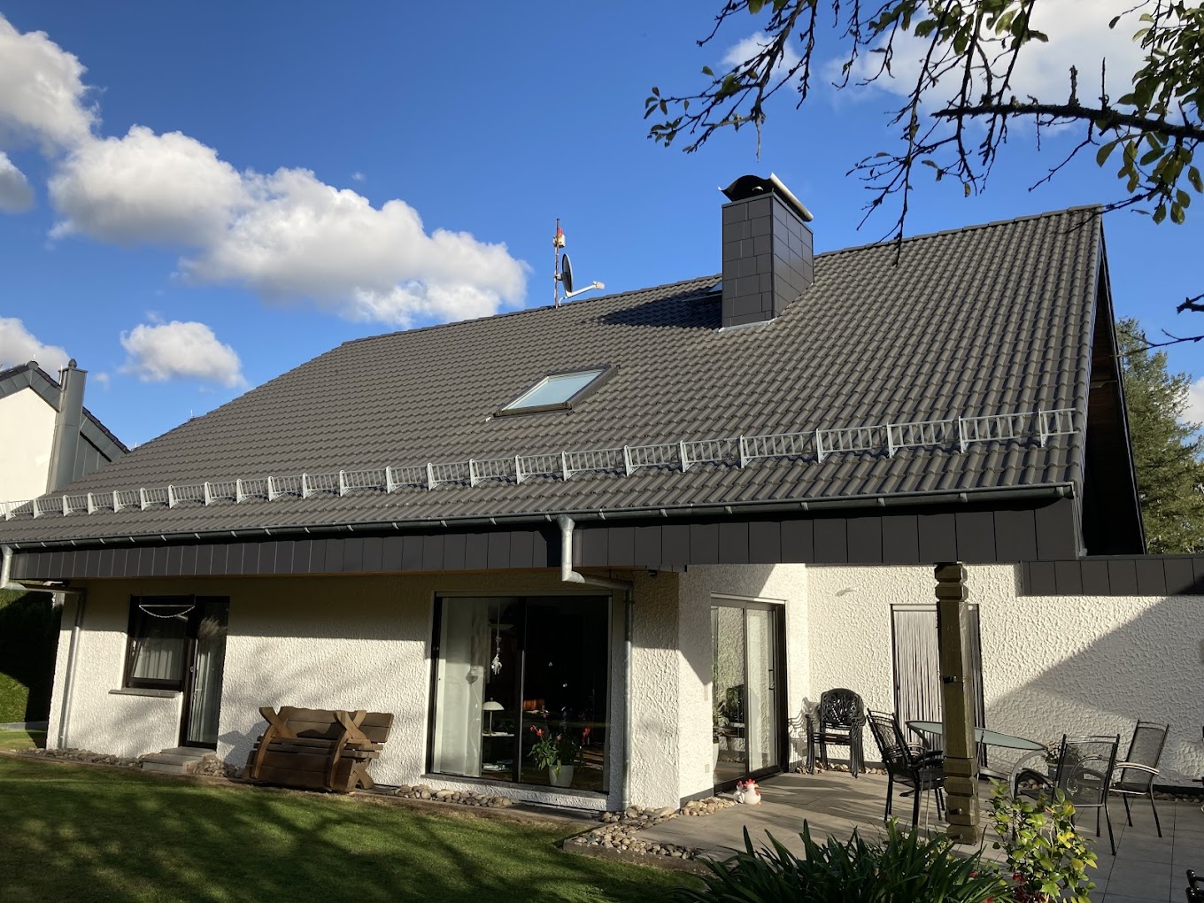 Hausanbau mit Dacheindeckung